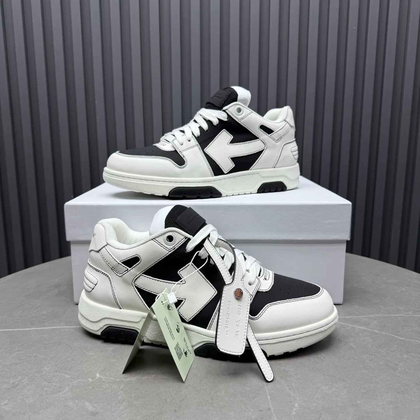 【off- white】P: 620💰Couple model👫, Size: 35-44 (Customized for men 38.45.46) High-quality version👊 "Out of office" series original molding, original lasting, production process 1:1 Original ➰OFF GRAY WHITE OW ➰ First-layer cowhide Imported skin-friendly and environmentally friendly polyester mesh Original molding high elastic and environmentally friendly molding pad Made with the original lasting process. The original molded rubber outsole (never yellows and deforms) has a super correct shape, bright color and strong three-dimensional effect👍. Packaging💯Full set of packaging synchronized with the official website (branded paper, certificate of quality, branded cloth bag)